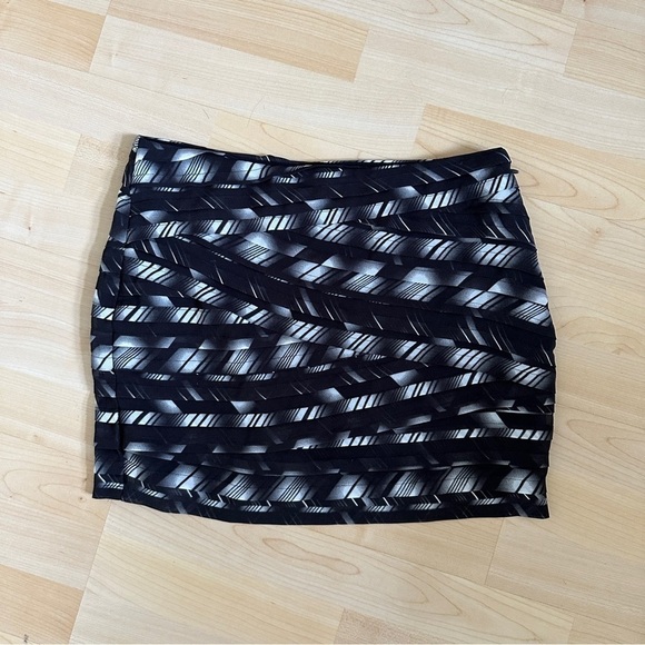 Armani Exchange Black White Print Pattern Wrap Textured Mini Skirt - Picture 1 of 4